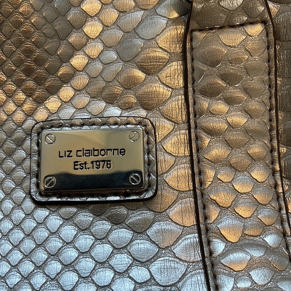 Liz Claiborne women’s bright silver faux crocodile handle bag - Picture 3 of 13